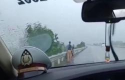 Video Viral Ibu Jalan Kaki di Bahu Jalan Tol Trans Sumatera saat Hujan Deras<