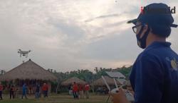 Kampanye Protokol Kesehatan, Pengunjung Wisata Sambil Belajar Drone di Pantai Ekasoghi Sumenep