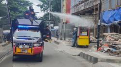 Cegah Covid, Brimob Polda Maluku Semprot Disinfketan di Sejumlah Ruas Jalan Ambon
