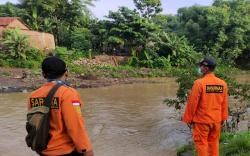 Bocah 12 Tahun Terseret Air Bandang saat Asyik Berenang di Sungai Grenjeng Cirebon<