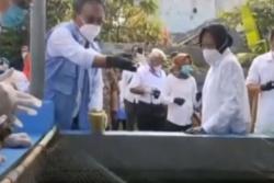 Video Risma Blusukan di Kolong Jembatan Aliran Sungai Ciliwung