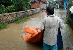 Video Warga Majalengka Minta Pemerintah Bangun Tanggul Sungai karena Sering Banjir