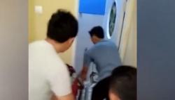 Detik-Detik Penangkapan Ular Sanca di Rumah Warga Tangerang