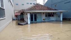 Sungai Wanganayam Meluap, Dua Desa di Cirebon Terendam Banjir<