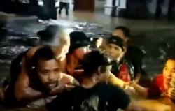 Video Evakuasi Nenek Terjebak Banjir di Madiun