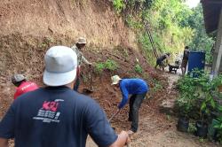 Diguyur Hujan Deras, 2 Tebing di Kulonprogo Longsor Menutup Jalan