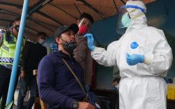 Awak dan Penumpang Bus Jalani Rapid Test Antigen di Rest Area Km 125 Tol Cipularang<