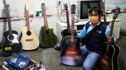 Perajin Gitar Rumahan di Dumai, Sehari Produksi 10 Buah