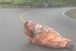 Jalur Puncak Cianjur Lengang, Warga Berswafoto dan Tiduran di Tengah Jalan