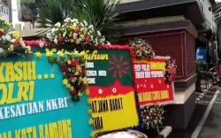 FPI Resmi Dibubarkan, Karangan Bunga Hiasi Gerbang Mapolda Jabar<