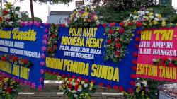 Karangan Bunga Dukungan Pembubaran FPI Terpajang di Gedung Sate dan Makodam Siliwangi