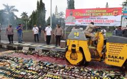 Ribuan Botol Miras Digilas Stoom, Alun-alun Ciamis Beraroma Alkohol<