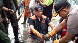 Kerja Bakti, Begini Ekspresi Anies saat Masukkan Sampah dan Lumpur Sisa Banjir ke Dalam Karung