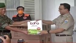 Anies Serahkan Bantuan Kostum Pelindung Diri kepada Petugas Penanganan Pasien Corona