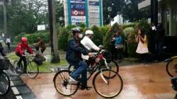 Gubernur Anies Gowes Bareng Dubes Negara Nordik di Tengah Guyuran Hujan