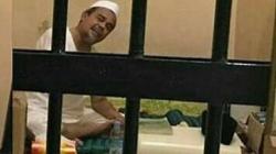 Gaya Santai Habib Rizieq di Tahanan, Berkaus Oblong Duduk Bersila<