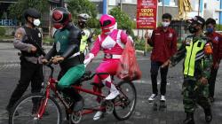 Aksi Superhero Bagi-Bagi Nasi Bungkus kepada Petugas Pengamanan Tahun Baru