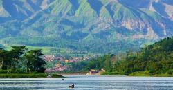 Liburan Tahun Baru di Malang, Naik Perahu Jelajahi Waduk Selorejo Dikelilingi Gunung