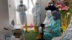 Video Pasien Perempuan di RS Wisma Atlet Kemayoran Gelar Pernikahan Virtual Diapit Petugas Berbaju APD