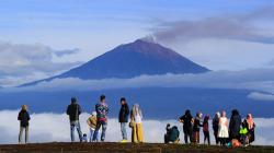 Melihat Keindahan Alam Gunung Kerinci dari Bukit Tirai Embun
