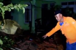 Video Angin Puting Beliung Hancurkan Sejumlah Rumah di Cirebon<