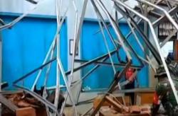 Video Atap Sekolah di Ciamis Runtuh usai Diguyur Hujan Deras<