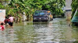 Banjir Rendam Puluhan Hektare Tambak dan Jalan Poros di Lamongan 