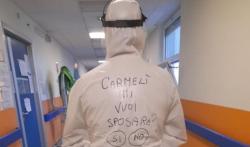 Viral, Perawat di RS Covid-19 Ini Lamar Kekasih melalui Tulisan di Pakaian APD