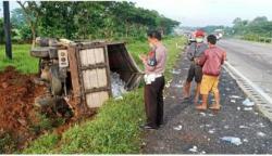 Luxio Seruduk Truk di Tol Cipali  Terbalik, Delapan Luka-Luka<