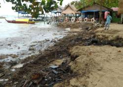 Pantai Nongsa Batam Tercemar Minyak Hitam Diduga dari Kapal Tanker