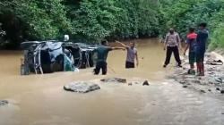 Diduga Kabur usai Tabrak Pengendara Motor, Pajero Terjun ke Sungai di Dharmasraya