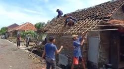 Pascatersapu Angin Puting Beliung, Warga Slangit Cirebon Mulai Perbaiki Rumah
