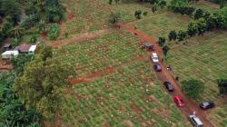 Penampakan dari Udara Pemakaman Covid-19 di TPU Pondok Ranggon Penuh