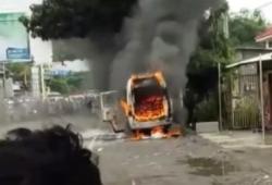 Detik-Detik Mobil Travel Asal Bali Terbakar hingga Keluarkan Ledakan<