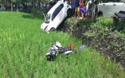 Datsun Go Seruduk 2 Kendaraan hingga Masuk Sawah, Satu Orang Tewas