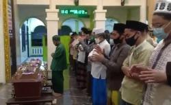 Hujan Tangis Warnai Pemakaman Chacha Sherly Eks Trio Macan di Sidoarjo 