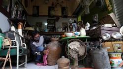 Pedagang Pasar Nostalgia Surabaya Jual Barang Antik Melalui Media Sosial