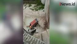 Video Truk Bermuatan Batu Terjun ke Galian Tambang akibat Jalan Longsor di Tuban<