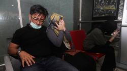Keluarga Penumpang Sriwijaya Air Hilang Kontak Menunggu Kabar di Bandara Supadio