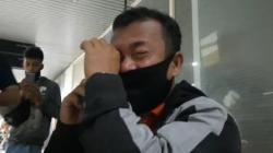 Sriwijaya Air Jatuh, Bapak Ini Menangis di Bandara Soepadio Pontianak