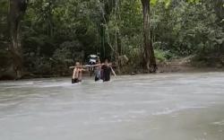  Jembatan Putus, Warga Desa di Soppeng Panggul Motor Seberangi Sungai