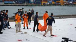 Potongan Tubuh Korban Pesawat Sriwijaya Air Jatuh Dibawa ke RS Polri Kramat Jati