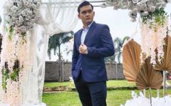 Pesona Ikbal Fauzi Pakai Setelan Jas, Pemeran Rendy Ikatan Cinta Banjir Pujian: Cakep Bener Jodoh Orang