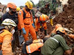 Tim SAR Kembali Temukan 2 Korban Longsor Cimanggung Sumedang <