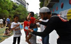 PFI Medan Ajari Anak-anak Kampung Kubur Memotret