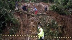 Jalan Utama Menuju Puncak Bogor Ditutup akibat Longsor di Gunung Mas
