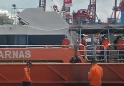 Video Kapal Basarnas Bawa Hasil Temuan Merapat di Dermaga Tanjung Priok 