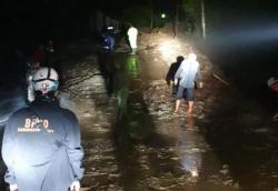 Longsor di Jalan Cijapati, Lalu Lintas Jalur Alternatif Garut-Bandung Ditutup  <