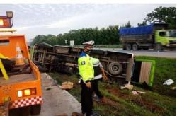 Mikrobus Terbalik di Tol Cipali Subang, Seorang Warga Kebumen Meninggal<