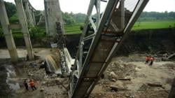 Penampakan Jembatan Rel Kereta Api Sepanjang 50 Meter Ambruk di Brebes<
